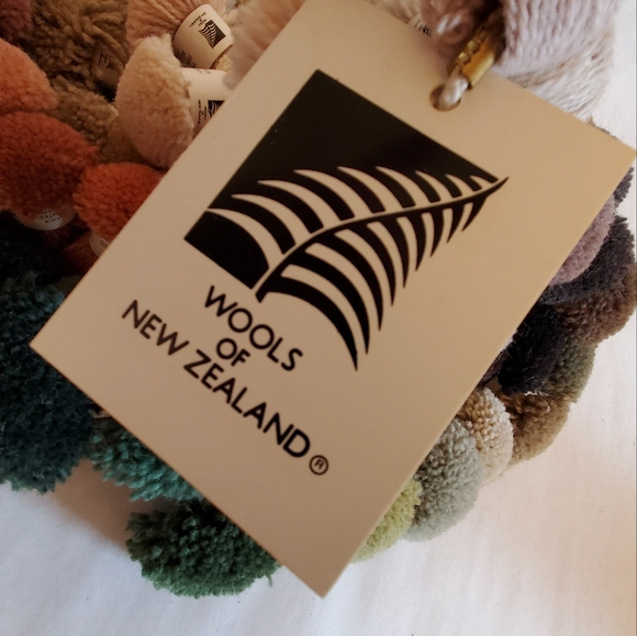WOOLS OF NEW ZEALAND CARPET TUFT SAMPLES 3.5 lbs - Picture 8 of 9